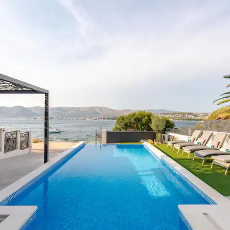 Villa Palace Al Nera Luxurius At Sea With 2 Swimming Pools Saunas